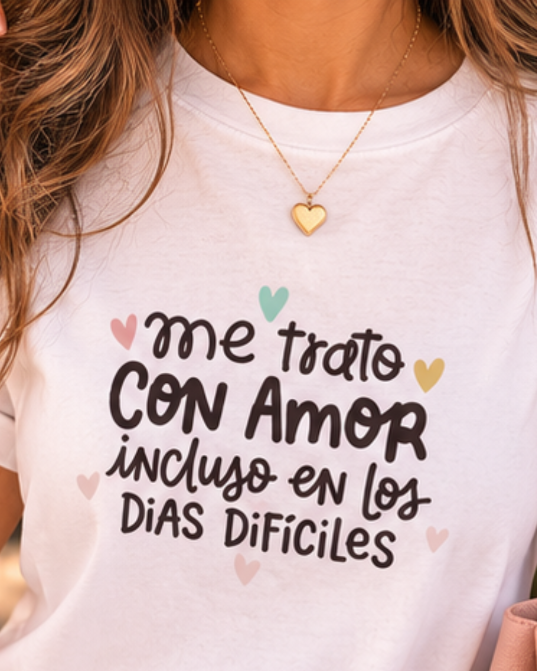 Me trato con Amor incluso en los dias Dificiles - Camiseta Inspiradora para Mujeres